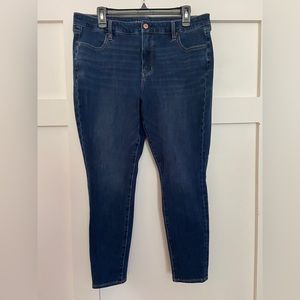 American Eagle Mid Rise Dream Jean Jegging
Size 16 Short. Great condition.